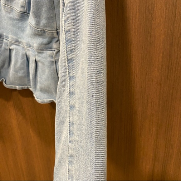 DKNY Light Wash Peplum Denim Jacket Size Small Flirty Date Night Casual Stretchy - Picture 17 of 17